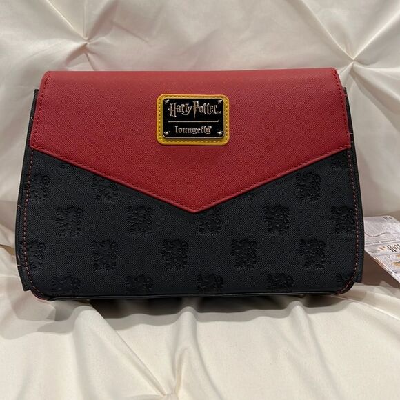 Loungefly Harry Potter Gryffindor House Crest Chain Crossbody Bag NWT 🦁 - Picture 5 of 10